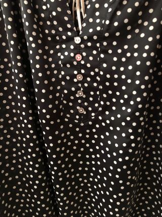 Blusa negra con lunares blancos /Pilar Prieto