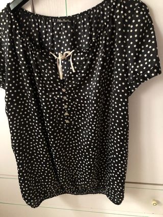 Blusa negra con lunares blancos /Pilar Prieto