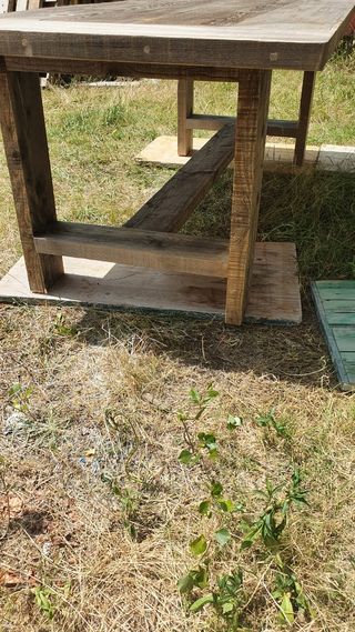 Mesa rústica de madera