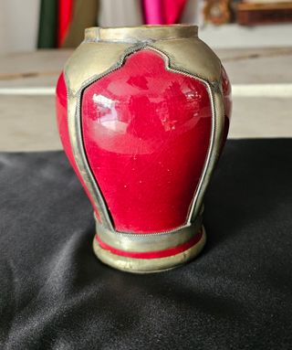 Jarrón rojo y dorado antiguo