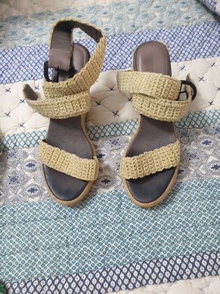 Sandalias cuña beige mujer