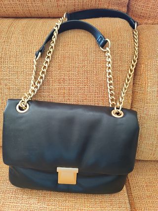Bolso negro cadena dorada