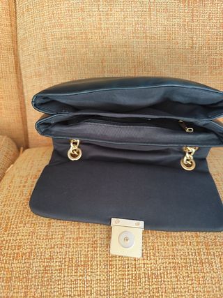 Bolso negro cadena dorada