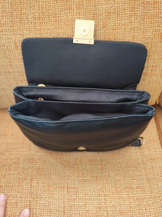 Bolso negro cadena dorada