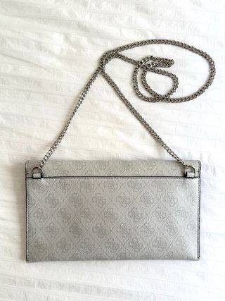 Bolso GUESS blanco y plata