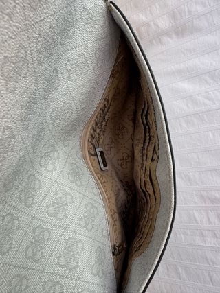 Bolso GUESS blanco y plata