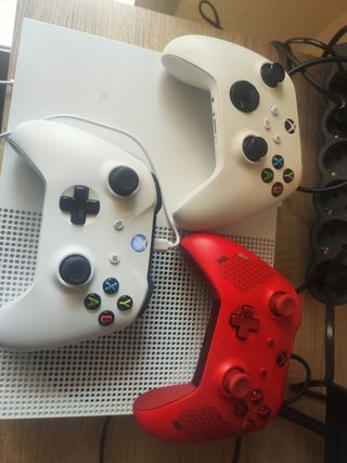 Xbox One + 3 mandos