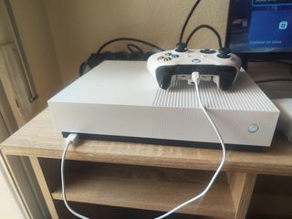 Xbox One + 3 mandos