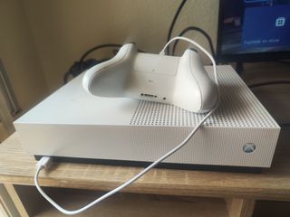 Xbox One + 3 mandos