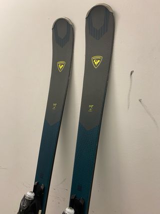Esquís Rossignol con fijaciones