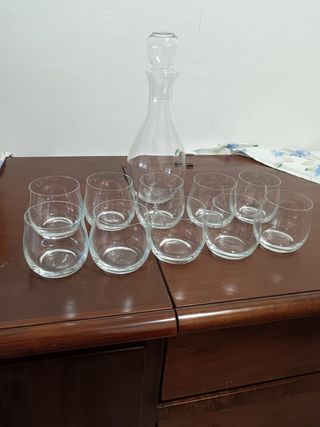 10 bicchieri acqua/Liquore in vetro e una bottigli