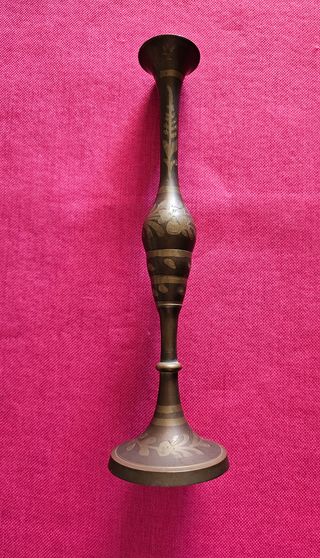 Jarrón antiguo metal dorado