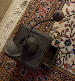 Macinacaffè antico in metallo e legno