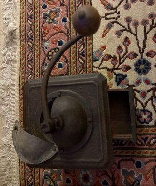 Macinacaffè antico in metallo e legno