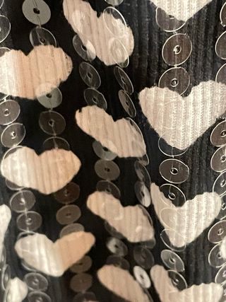 Camiseta negra corazones blancos