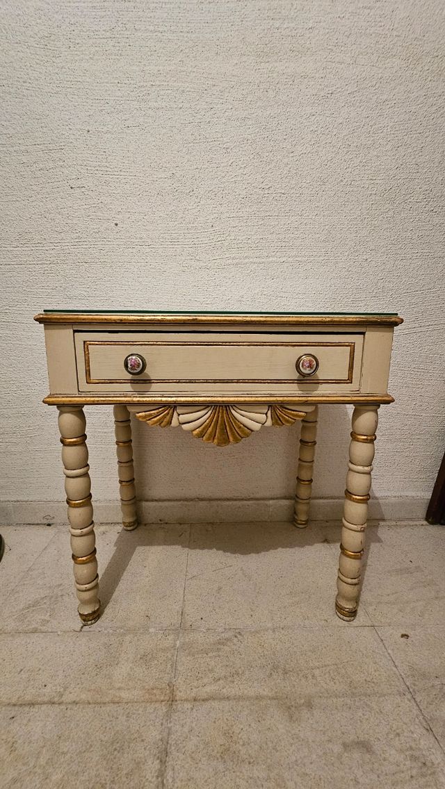 Mesa auxiliar vintage dorada