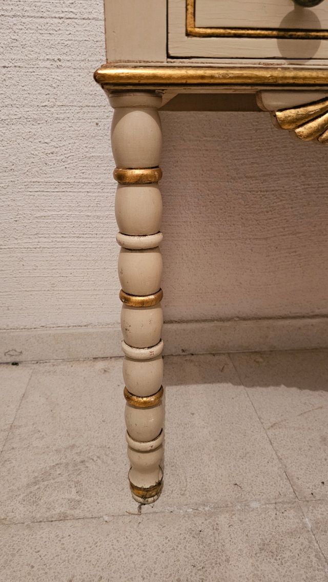 Mesa auxiliar vintage dorada