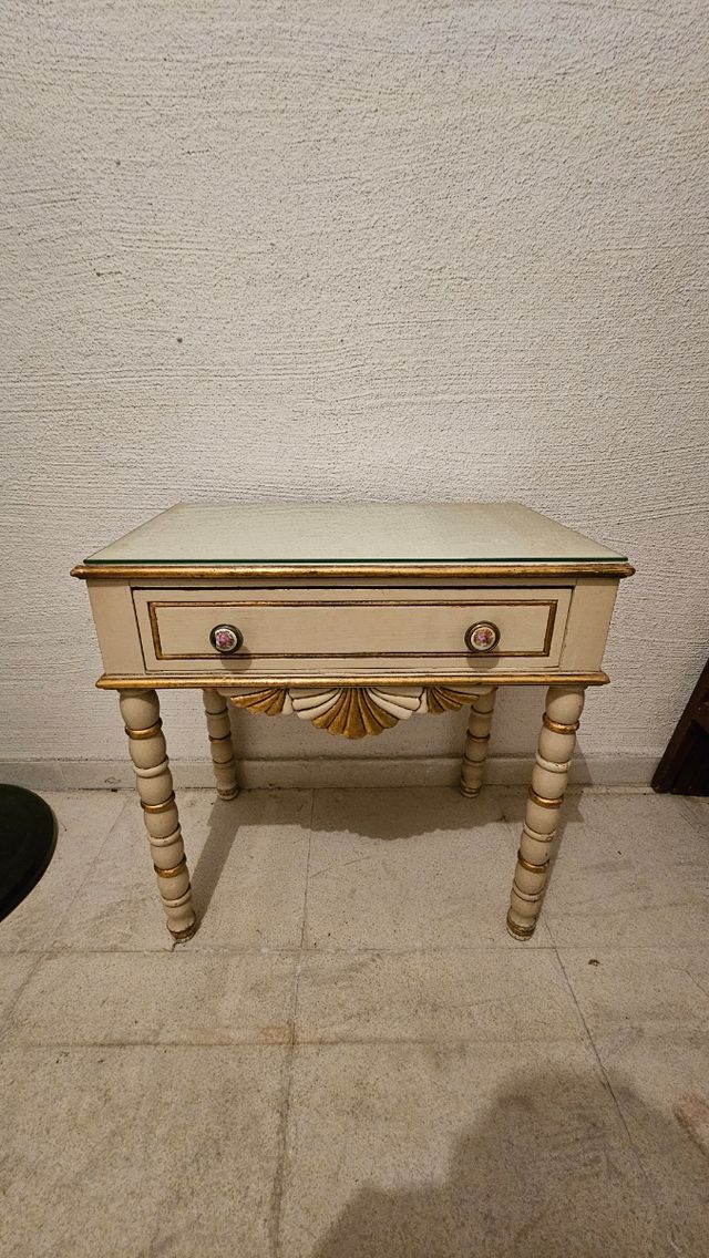 Mesa auxiliar vintage dorada