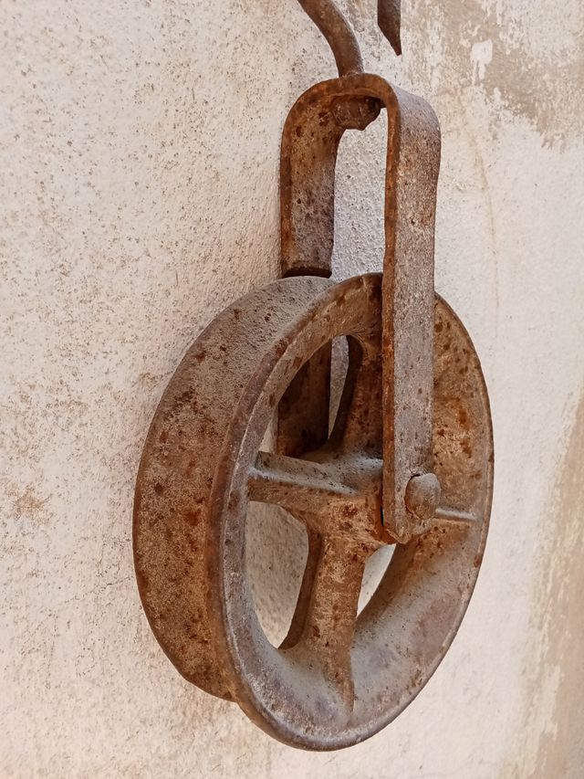 Polea antigua de hierro