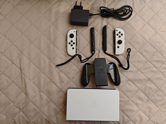 Nintendo Switch OLED - Blanca y Negra