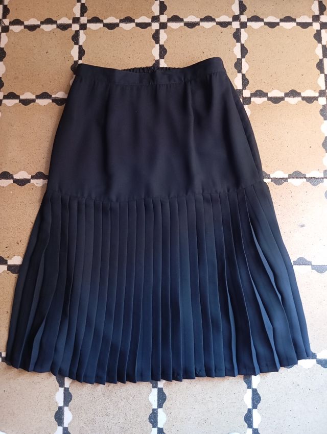 Falda negra plisada