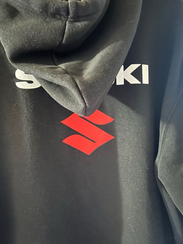 Sudadera Suzuki negra con logo