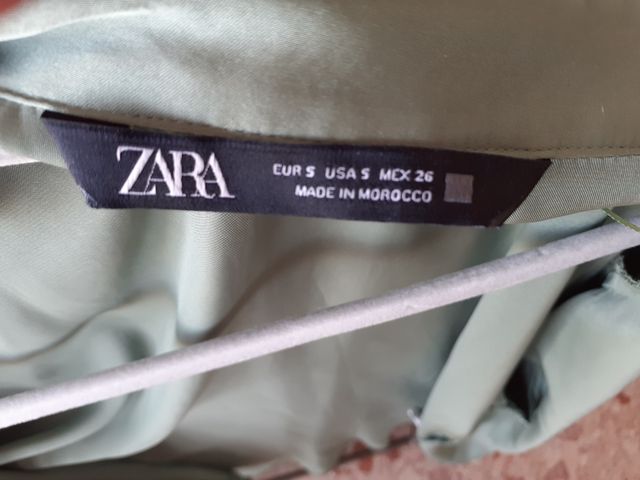 Camisa Zara satinada verde oliva. Sim estrenar