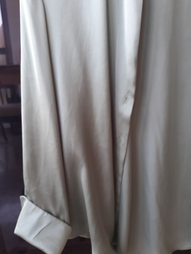 Camisa Zara satinada verde oliva. Sim estrenar