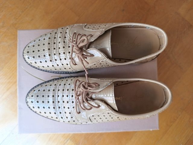 Zapatos ALPE beige perforados en piel charol nude