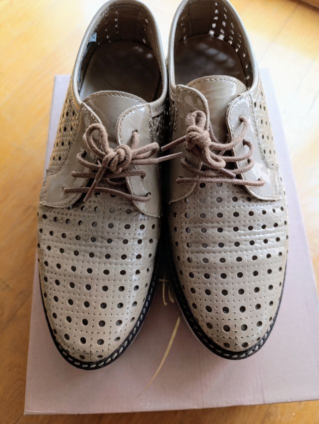 Zapatos ALPE beige perforados en piel charol nude