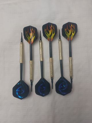 6 Dardos nuevos diana Bar + 18 puntas de recambio.