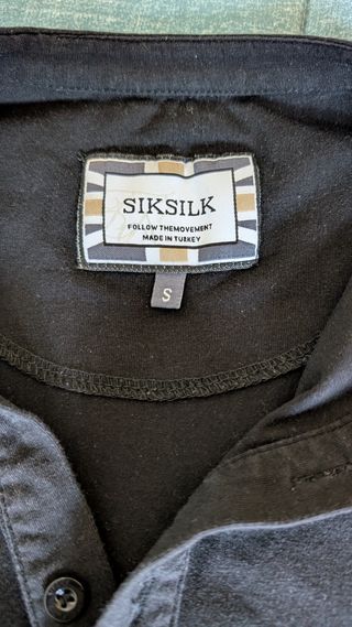 Siksilk - Camiseta negra c/ botones