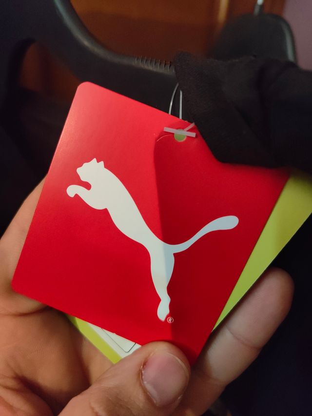 Camiseta Puma negra y dorada chica