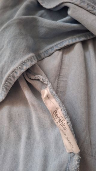 Top Bershka denim azul sin mangas