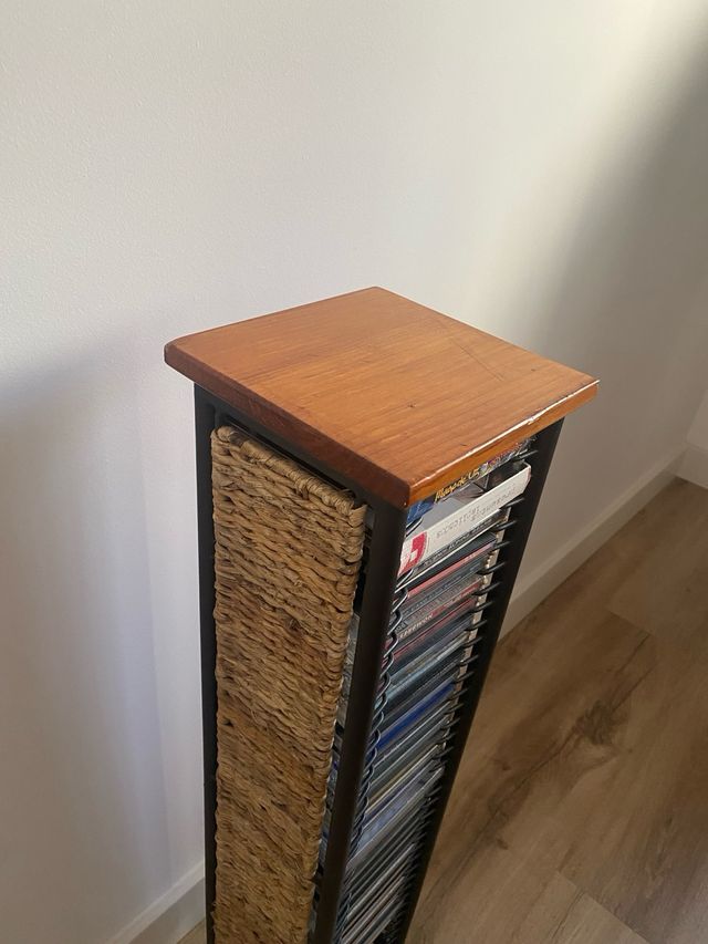 Estantería CD forja - Madera y mimbre.(sin los cd)