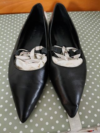Zapatos de piel negros tipo bailarinas.