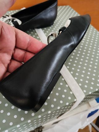Zapatos de piel negros tipo bailarinas.