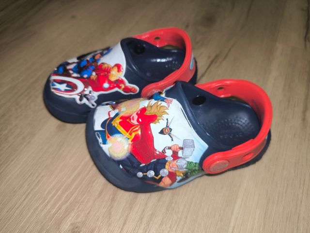 Crocs Avengers bebé talla 6