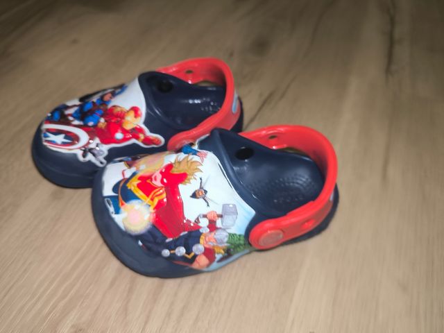 Crocs Avengers bebé talla 6