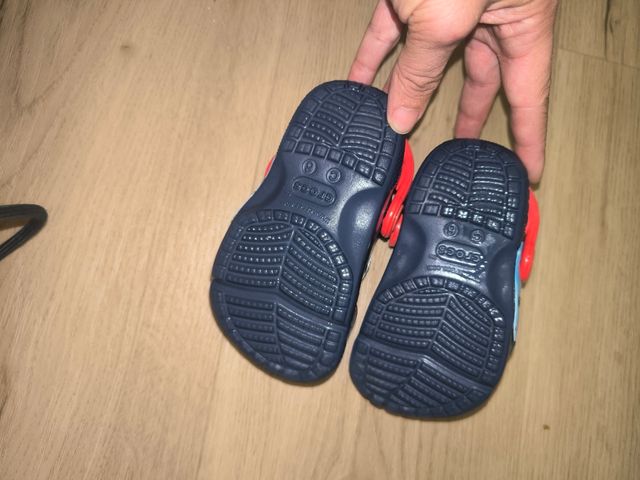 Crocs Avengers bebé talla 6