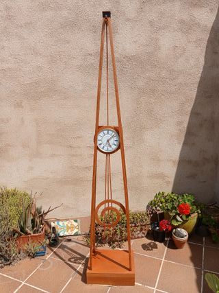 Reloj de pie de péndulo eléctrico en  madera