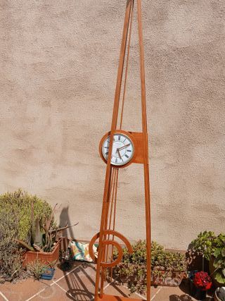 Reloj de pie de péndulo eléctrico en  madera