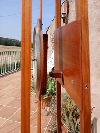 Reloj de pie de péndulo eléctrico en  madera