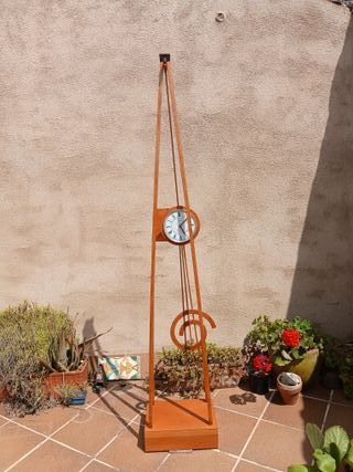 Reloj de pie de péndulo eléctrico en  madera