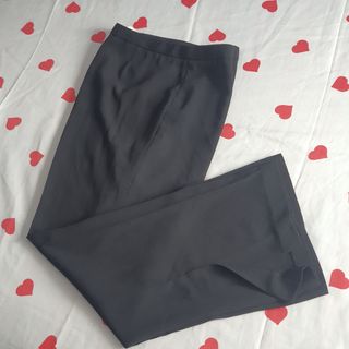 Conjunto pantalón negro y blusa morada
