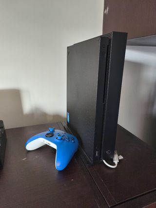 Xbox One X 1TB - Negra + 1 Joystick 