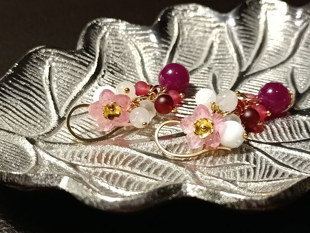 Orecchini fiori murano,giada bordeaux,quarzo biaca