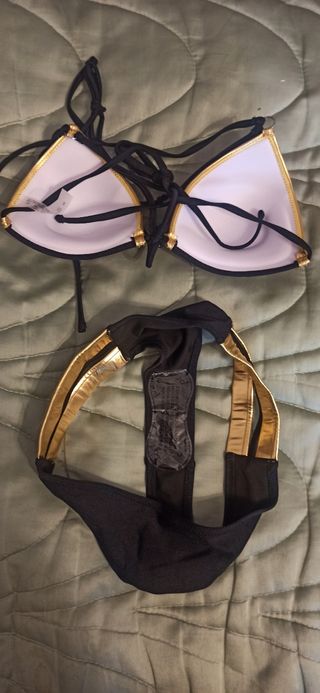 Bikini negro y dorado.