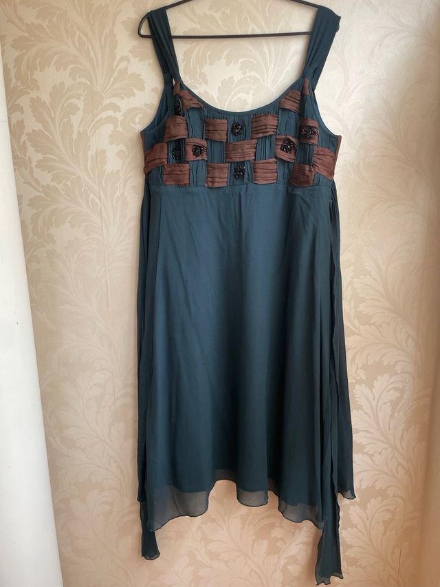 Vestido de seda. azul e marrom