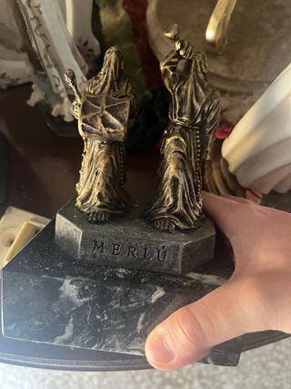 Figura bronce Merlú 
